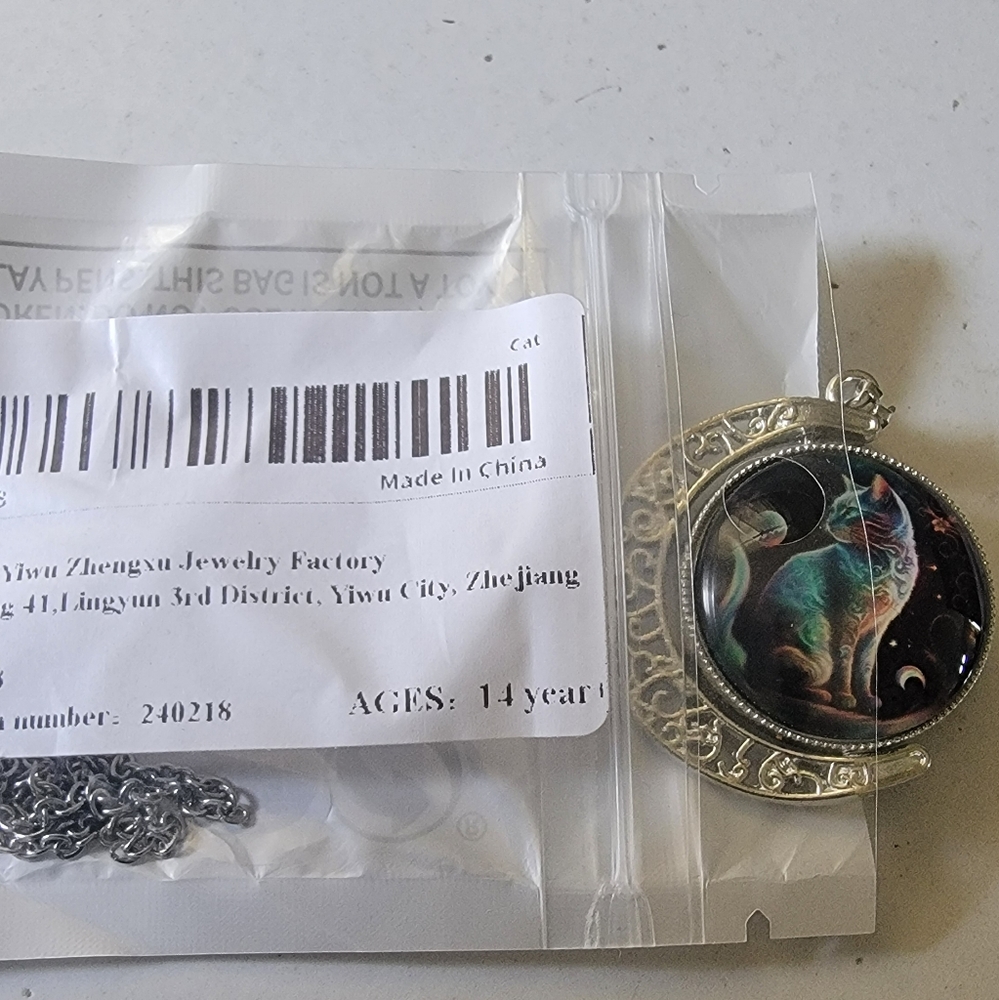 Cat and  Cresent Moon necklace.  360 rotation. NwT* - Picture 5 of 6